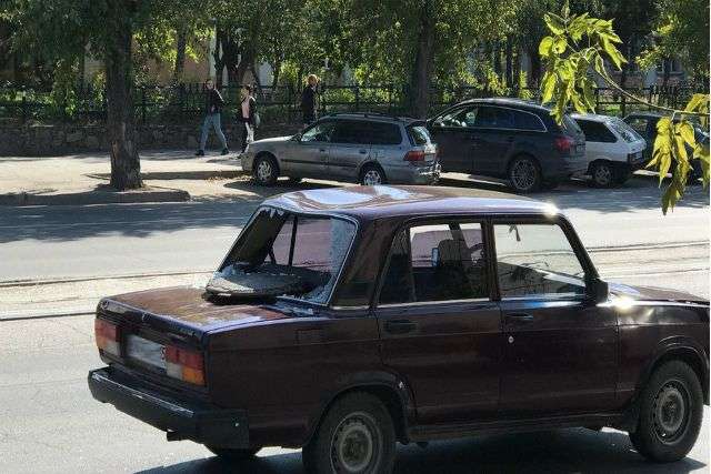 У Новосибірську вилетів з-під коліс КамАЗа люк влетів у легковик (4 фото)