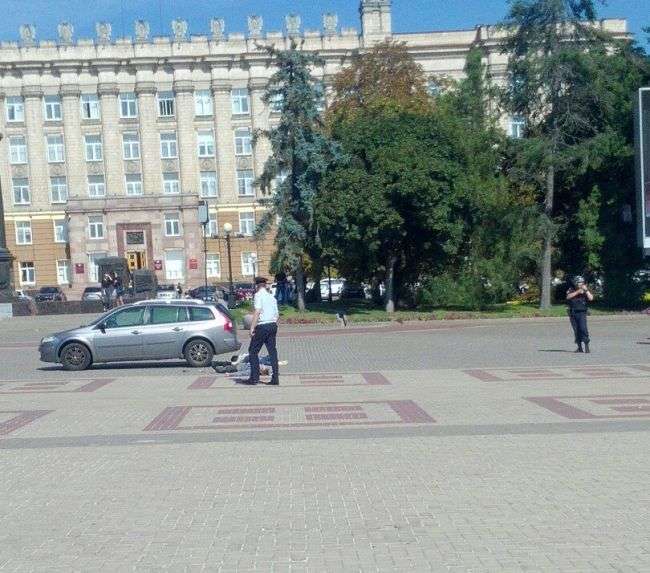У центрі Бєлгорода чоловік вивантажив труп і спробував застрелитися (3 фото + відео)