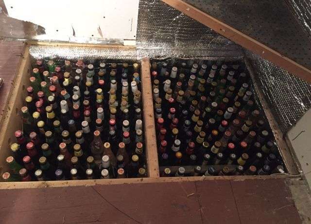 Пляшки з-під пива в підлозі (3 фото)