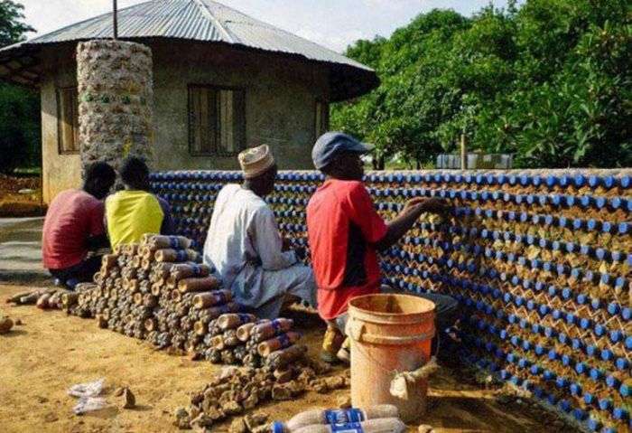 У Нігерії почали будувати будинки з пластикових пляшок (7 фото)