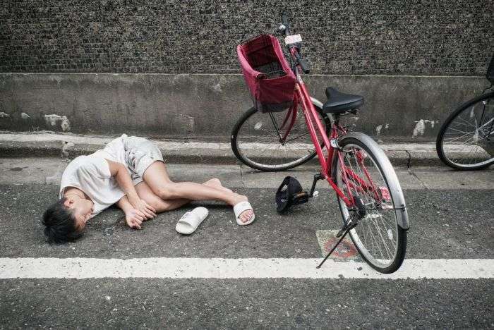 Пяні люди сплять на вулицях японських міст (10 фото)
