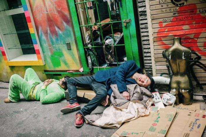 Пяні люди сплять на вулицях японських міст (10 фото)