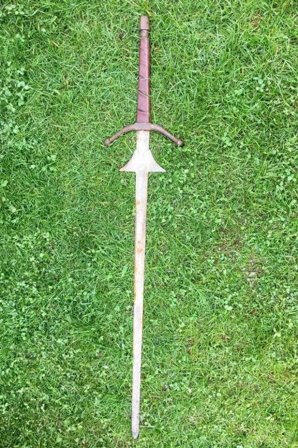 Дівчинка знайшла меч в озері з легенди про короля Артура (4 фото)