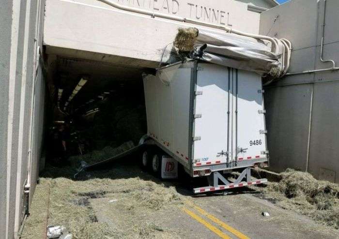 У США вантажівка застряг в тунелі, через те, що водій не врахував висоту (4 фото)