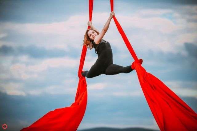 10 гімнасток влаштували ефектну фотосесію з підйомним краном (28 фото)