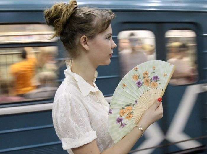 Милі дівчата в російському метро (29 фото)