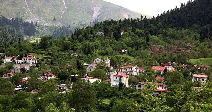 Ропото - грецьке селище, «сползающее» по горі (9 фото)