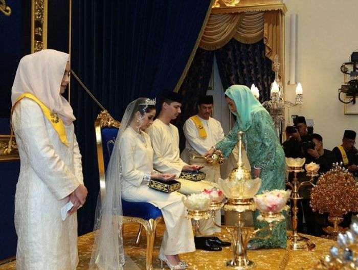 Малайзійська принцеса Тунку Тун Аміна вийшла заміж за голландського менеджера (12 фото)