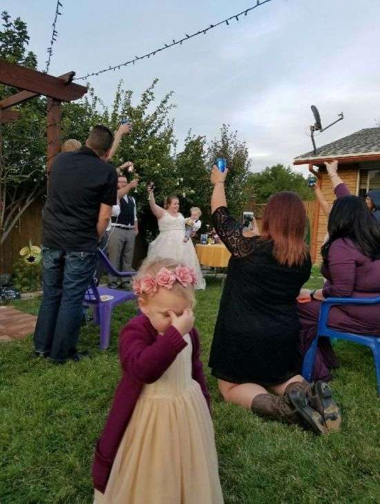 Забавні дітлахи на весіллях (26 фото)