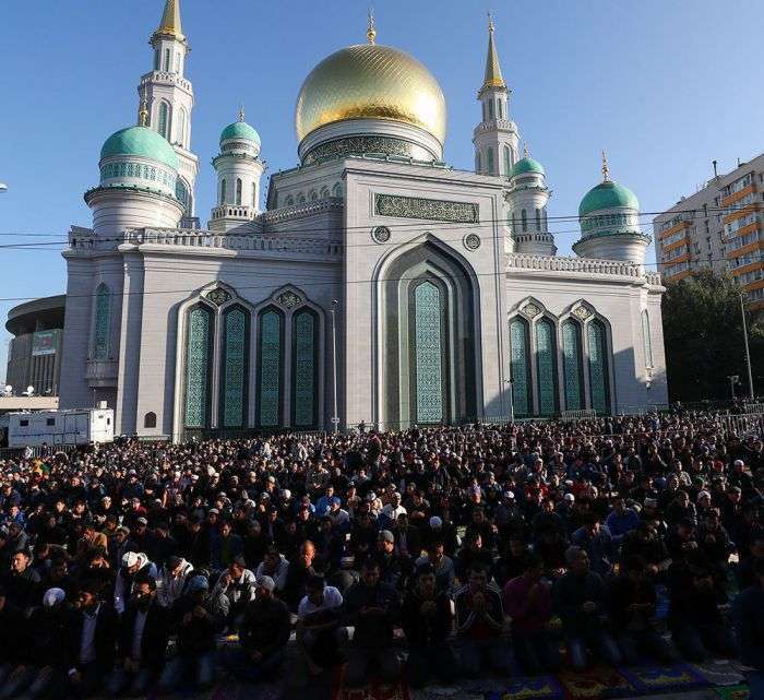 Московські мусульмани святкують Курбан-Байрам (17 фото + відео)