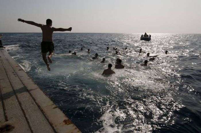 Військові купаються у відкритому морі (21 фото)