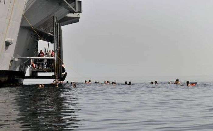 Військові купаються у відкритому морі (21 фото)