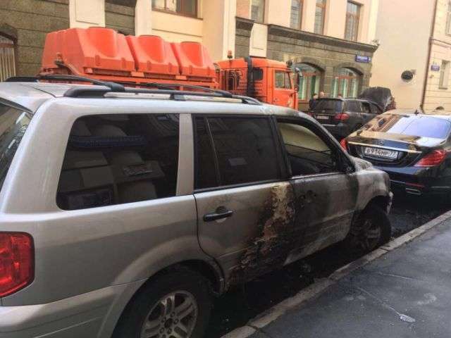 У Москві спалили автомобіль адвоката режисера фільму «Матильда» Олексія Учителя Костянтина Добриніна (5 фото)
