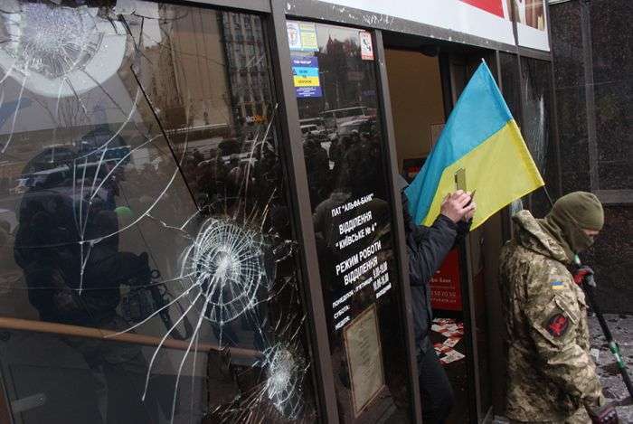 У центрі Києва другу річницю Евромайдана відзначили погромами і заворушеннями (12 фото)