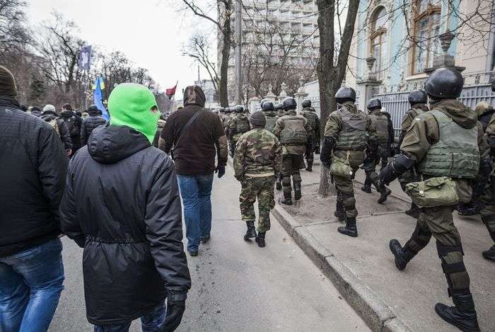 У центрі Києва другу річницю Евромайдана відзначили погромами і заворушеннями (12 фото)