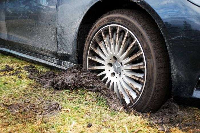 У Києві розкішний Mercedes S-Class припаркували прямо в грязі (7 фото)