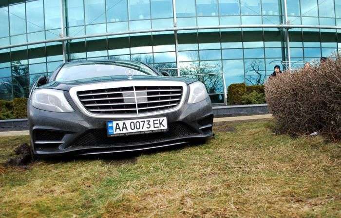 У Києві розкішний Mercedes S-Class припаркували прямо в грязі (7 фото)