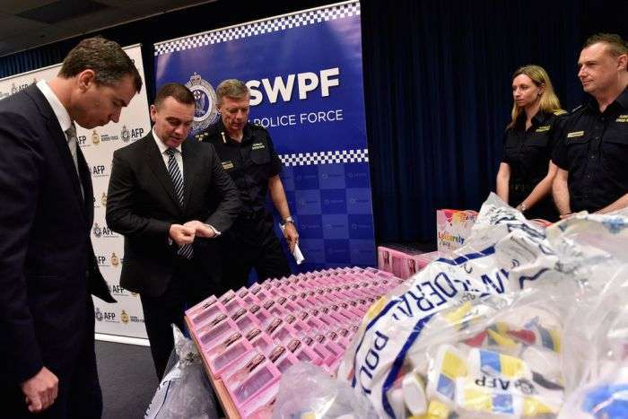 В Австралії затримали партію бюстгальтерів зі схованим у них метамфетаміном на 890,5 мільйонів доларів (6 фото)