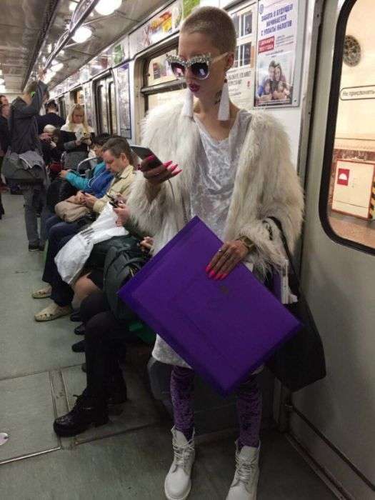 Модні пасажири метро (22 фото)