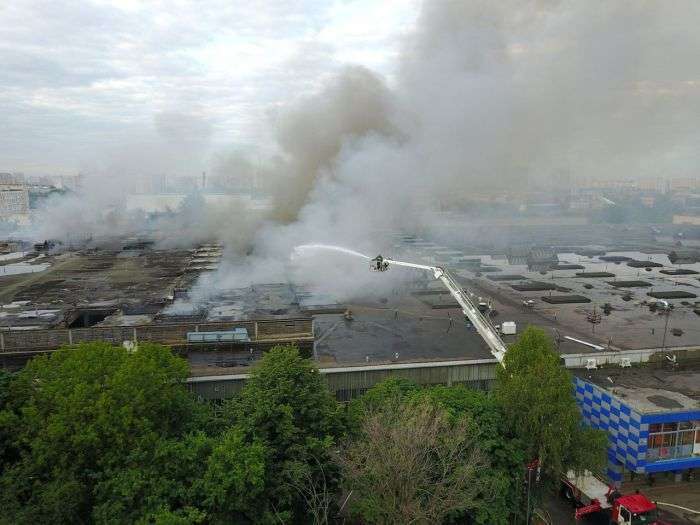 У Москві більше 60 пожежних розрахунків гасили пожежу на складі (14 фото + 3 відео)