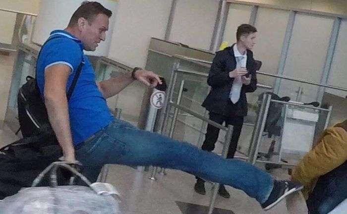 Олексія Навального обвішали сардельками в аеропорту (3 фото + відео)