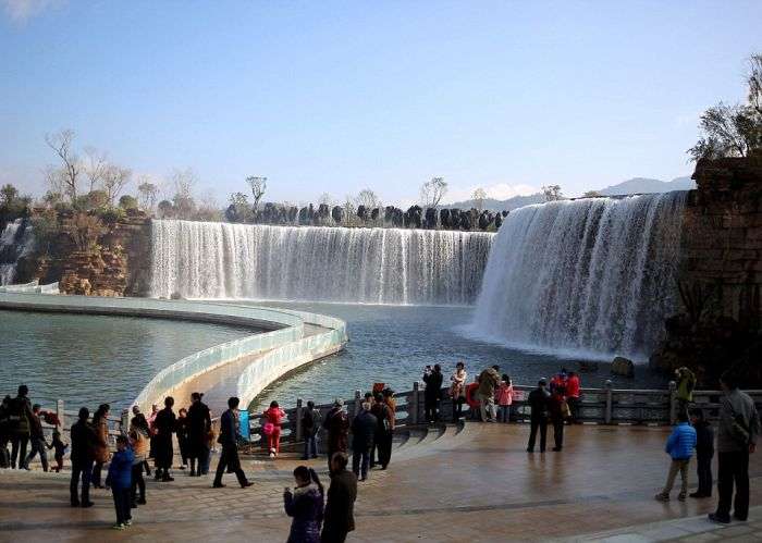 Штучний водоспад у місті Куньмін (5 фото)