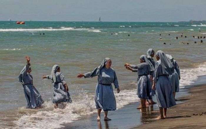Монахині проводять дозвілля (12 фото)