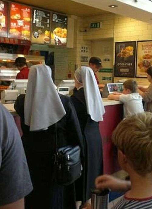Монахині проводять дозвілля (12 фото)