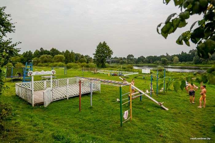 У Білорусії пенсіонера змушують знести побудований їм «сільський аквапарк» (11 фото)