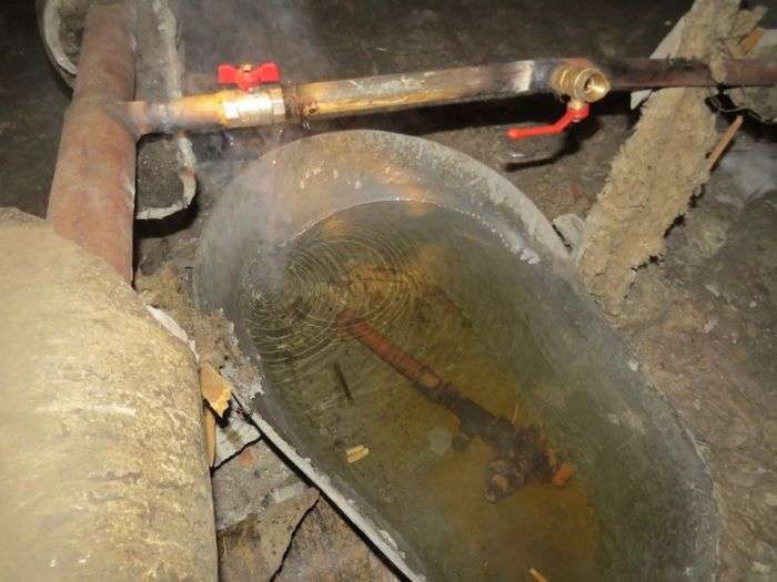 У Єкатеринбурзі комунальники «усунули» текти, підставивши під трубу старий таз (3 фото)