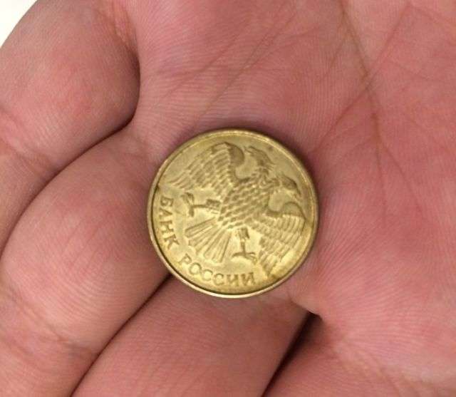Автомат дав на здачу монету 90-х років (3 фото)