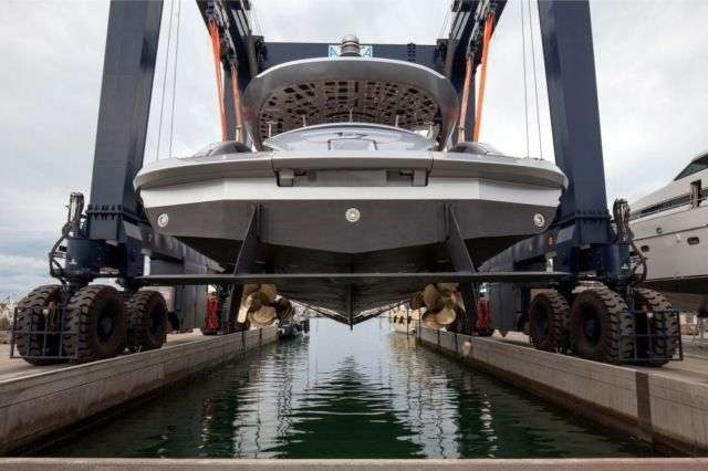 Розкішна яхта за 16 мільйонів доларів від студії Porsche (8 фото)