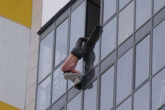У Новосибірську чоловік півгодини провисів за вікном 15 поверху (4 фото)