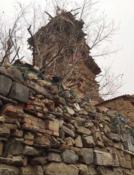 У Китаї психічнохворий чоловік побудував 7-поверхову вежу (4 фото)