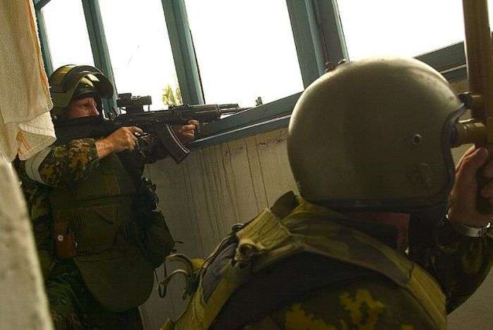 Співробітники спецназу під час теракту в Беслані (28 фото)