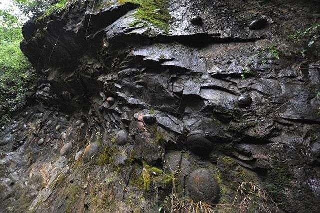 Скеля з «камяними яйцями» принесла популярність китайської селі (6 фото)