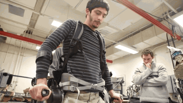 Американці створили новий екзоскелет, який дозволяє ходити людям з паралізованими ногами (4 фото)