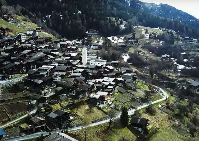 Швейцарська село готова заохочувати нових жителів грошовими грантами (14 фото)