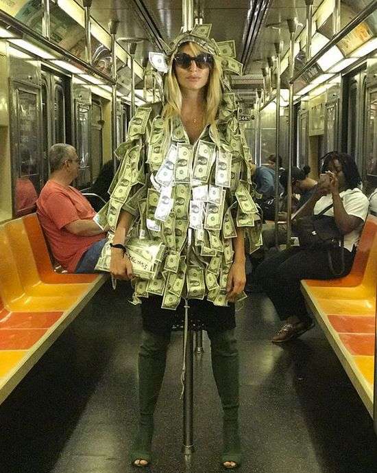 Модель Playboy спустилася в метро в сукні з грошових купюр (10 фото)