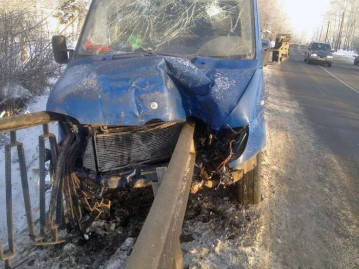 В Пушкіні фургон виявився нанизаним на дорожній відбійник (7 фото)