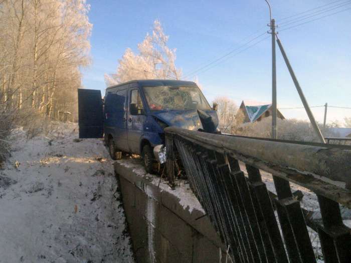 В Пушкіні фургон виявився нанизаним на дорожній відбійник (7 фото)