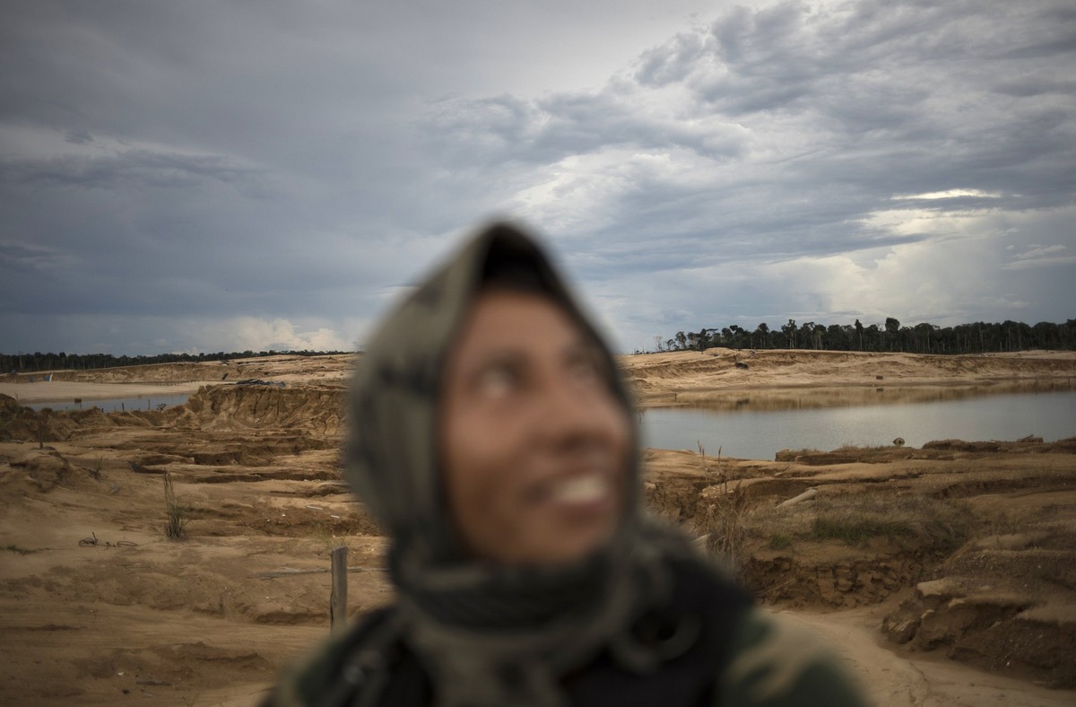 Военные Перу пытаются пресечь незаконную добычу золота на Амазонке МиР