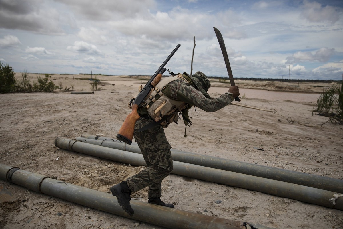 Военные Перу пытаются пресечь незаконную добычу золота на Амазонке МиР