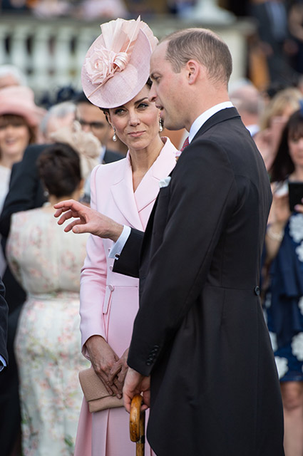Кейт Миддлтон и принц Уильям на вечеринке в саду Букингемского дворца Монархии