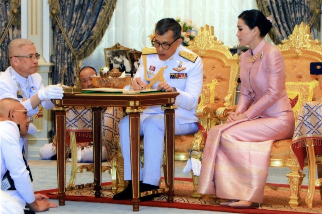 Появились первые официальные фотографии новой королевы Таиланда Новости