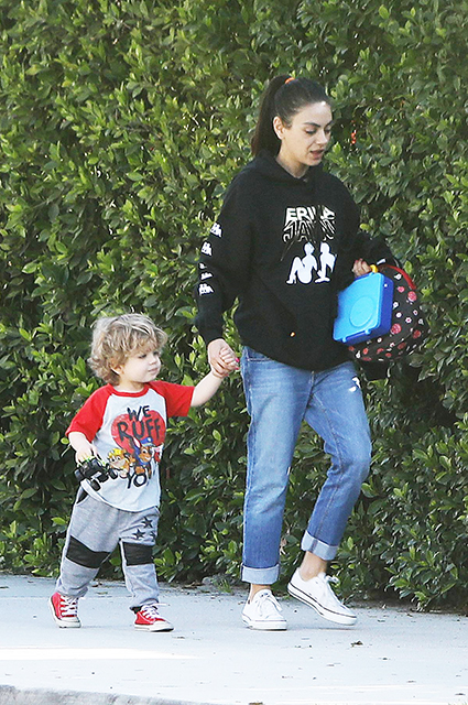Вылитый Эштон: Мила Кунис на прогулке с подросшим сыном в Лос-Анджелесе Звездные дети