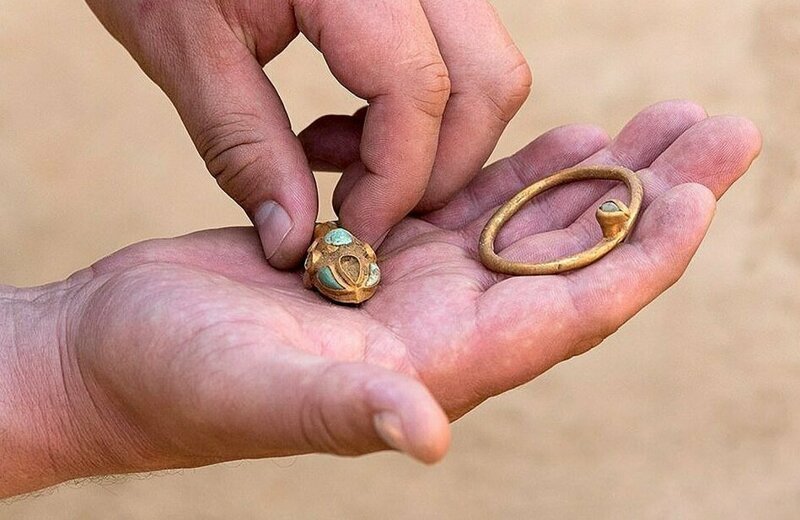 Астраханский фермер обнаружил на своем участке 2000-летнее захоронение с драгоценностями 