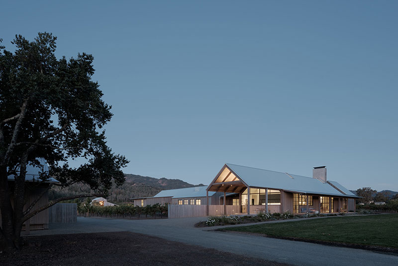 Впечатляющий дом посреди роскошных виноградников долины Напа в Калифорнии амбар,американский стиль,виноградник,загородный дом,интерьер и дизайн,кантри,ранчо,США