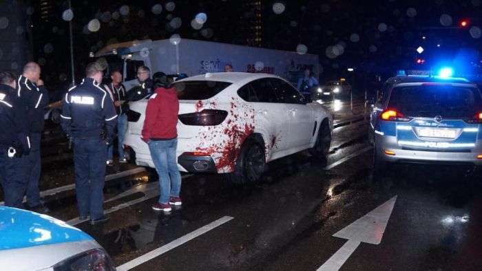 «Закривавлений» BMW на вулицях Берліна (2 фото)