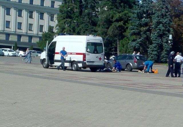 У центрі Бєлгорода чоловік вивантажив труп і спробував застрелитися (3 фото + відео)